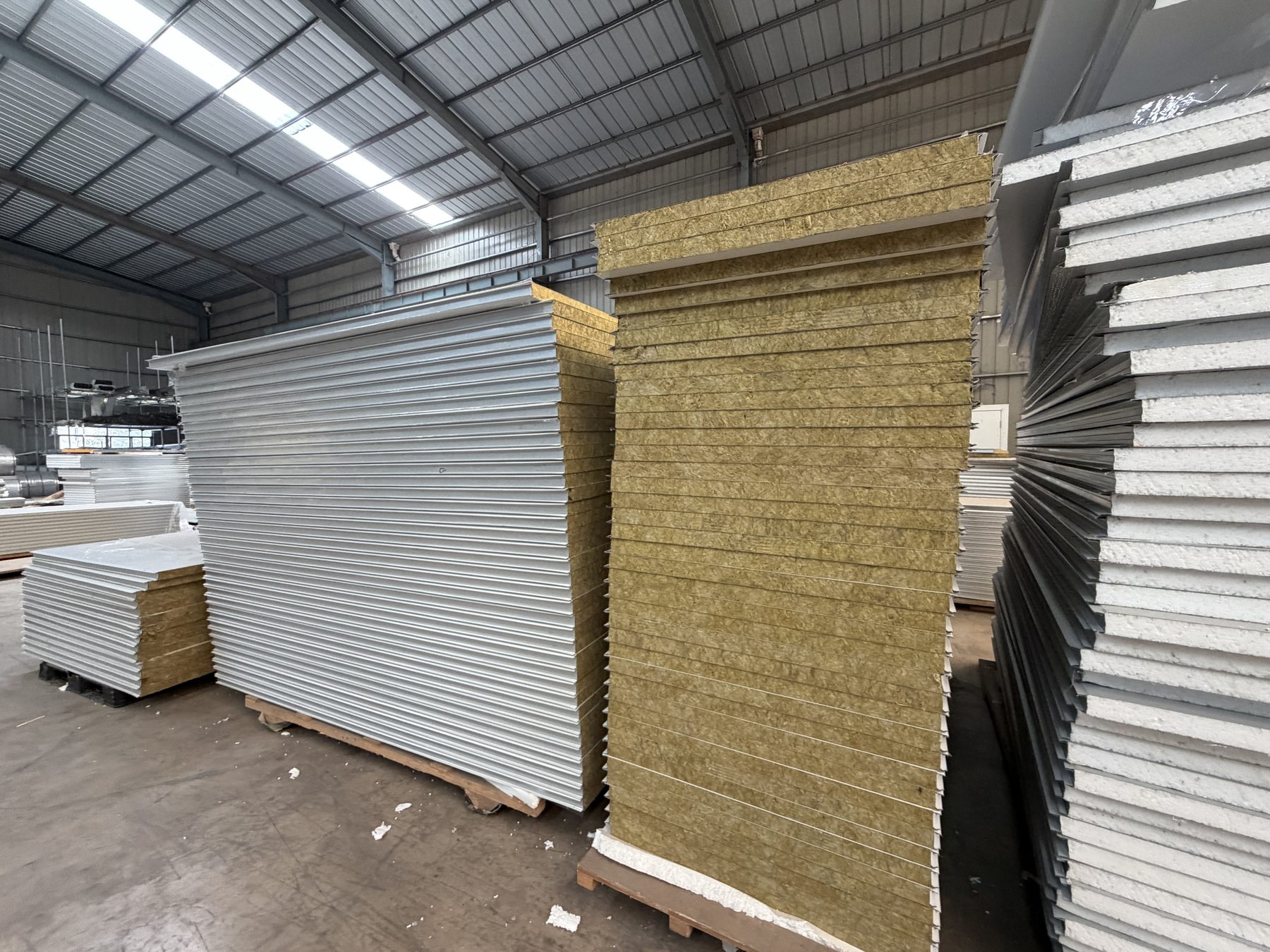Harga Sandwich Panel per Meter: Panduan Lengkap Harga di Indonesia 2026
