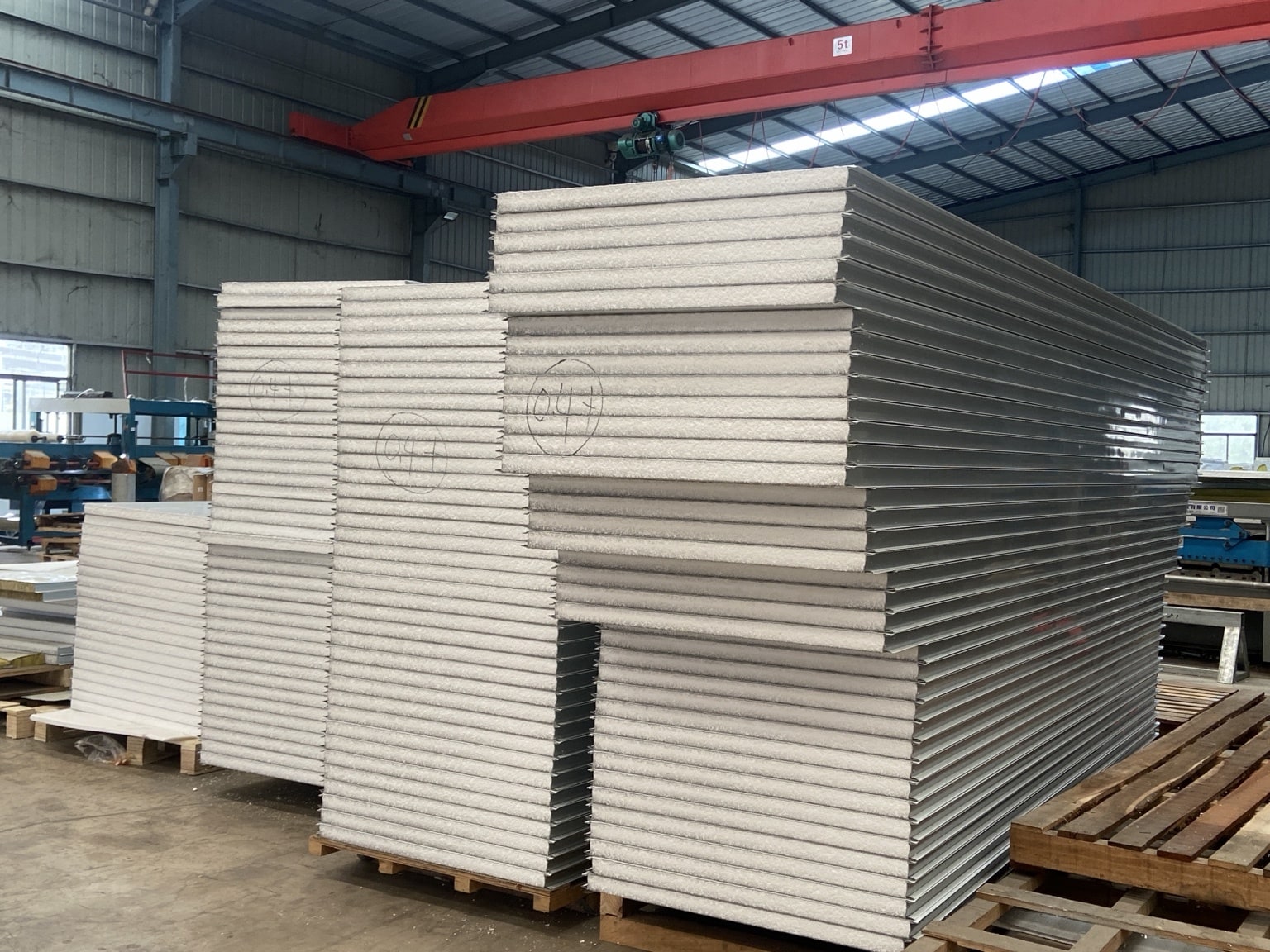Panel sandwich EPS produksi PT KWD di Tangerang