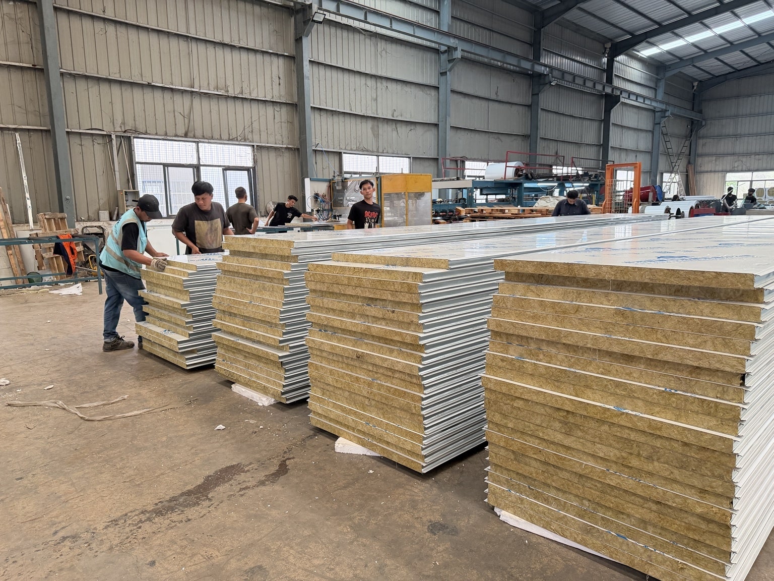Proses produksi panel sandwich rock wool di pabrik PT KWD Tangerang